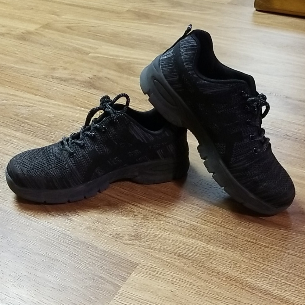 Steel toe shoes
